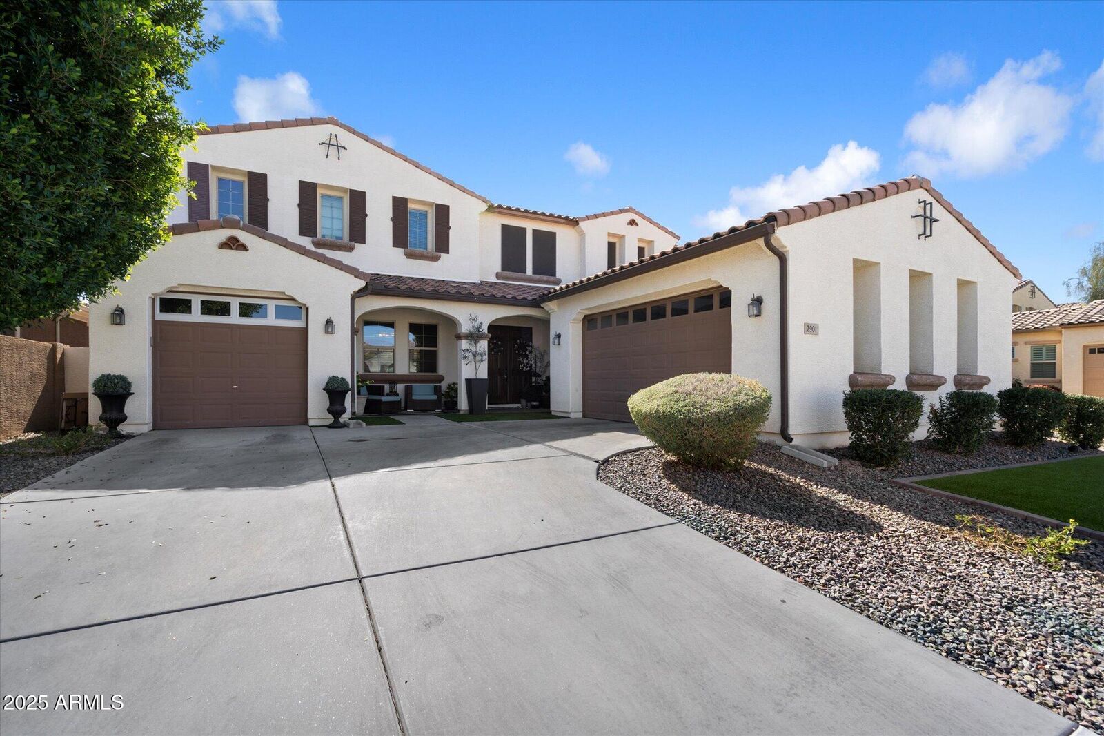 Property Photo:  2901 E Iris Drive  AZ 85286