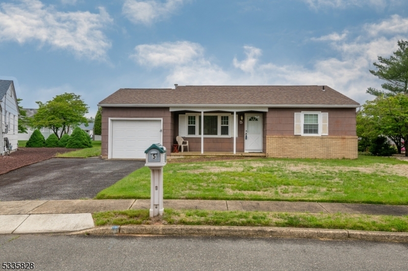 Property Photo:  5 Wiltshire Ct  NJ 08757 