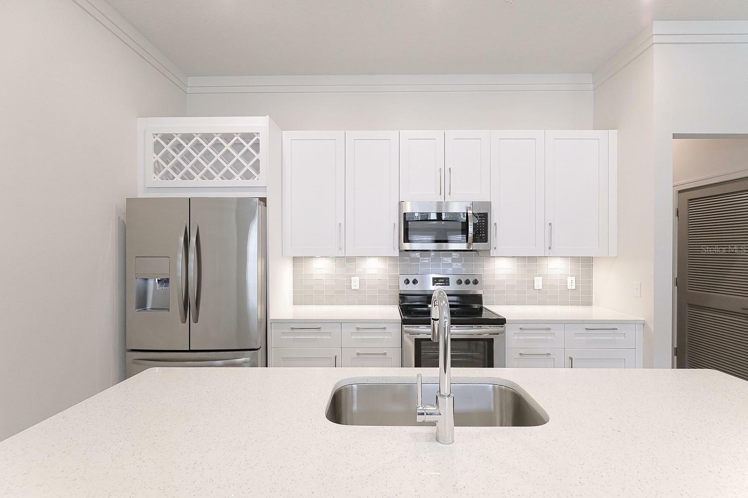 Property Photo: 1420 Lakefront Drive Th-109 FL 34240