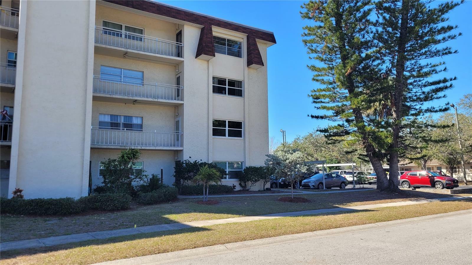 Property Photo: 209 NE Lincoln Circle N 109 FL 33702