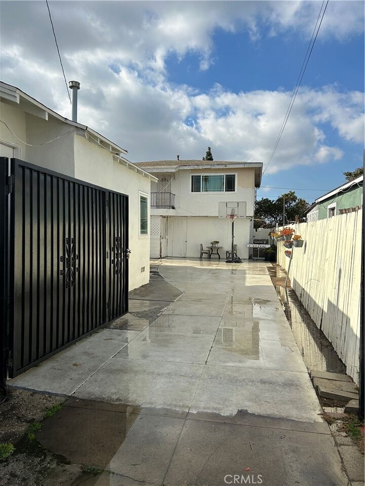Property Photo:  11031 Eastwood Avenue  CA 90304 