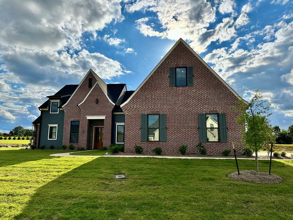 Property Photo: 105 Mayfield Dr MS 38655