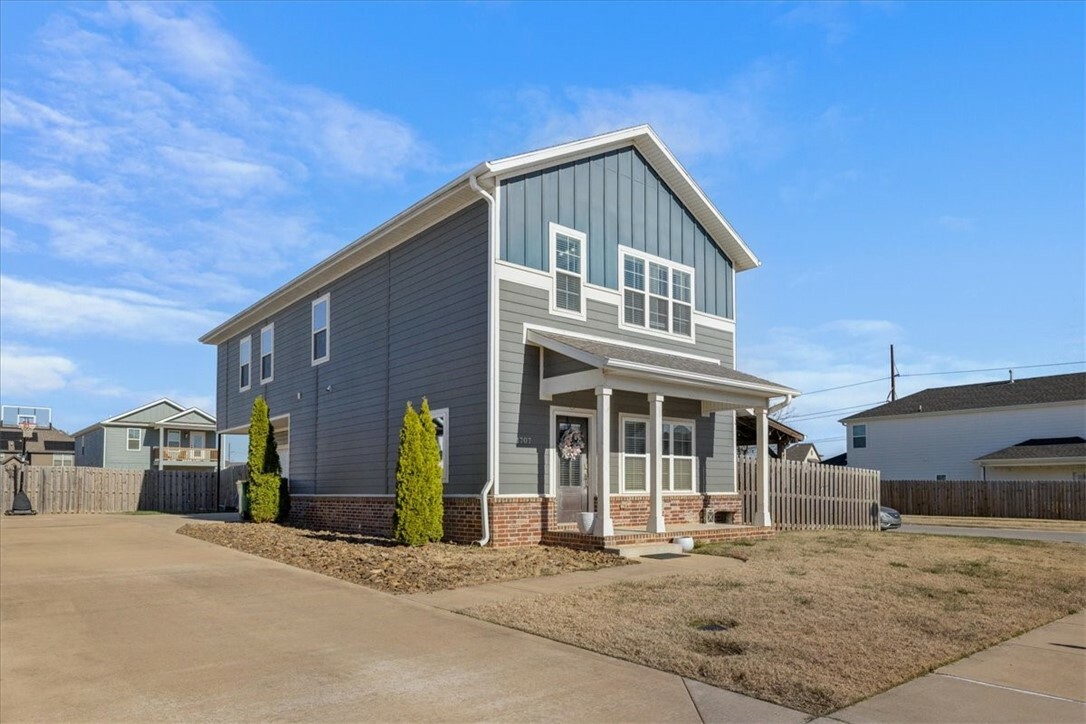 Property Photo:  1707 Broadway Place  AR 72758 