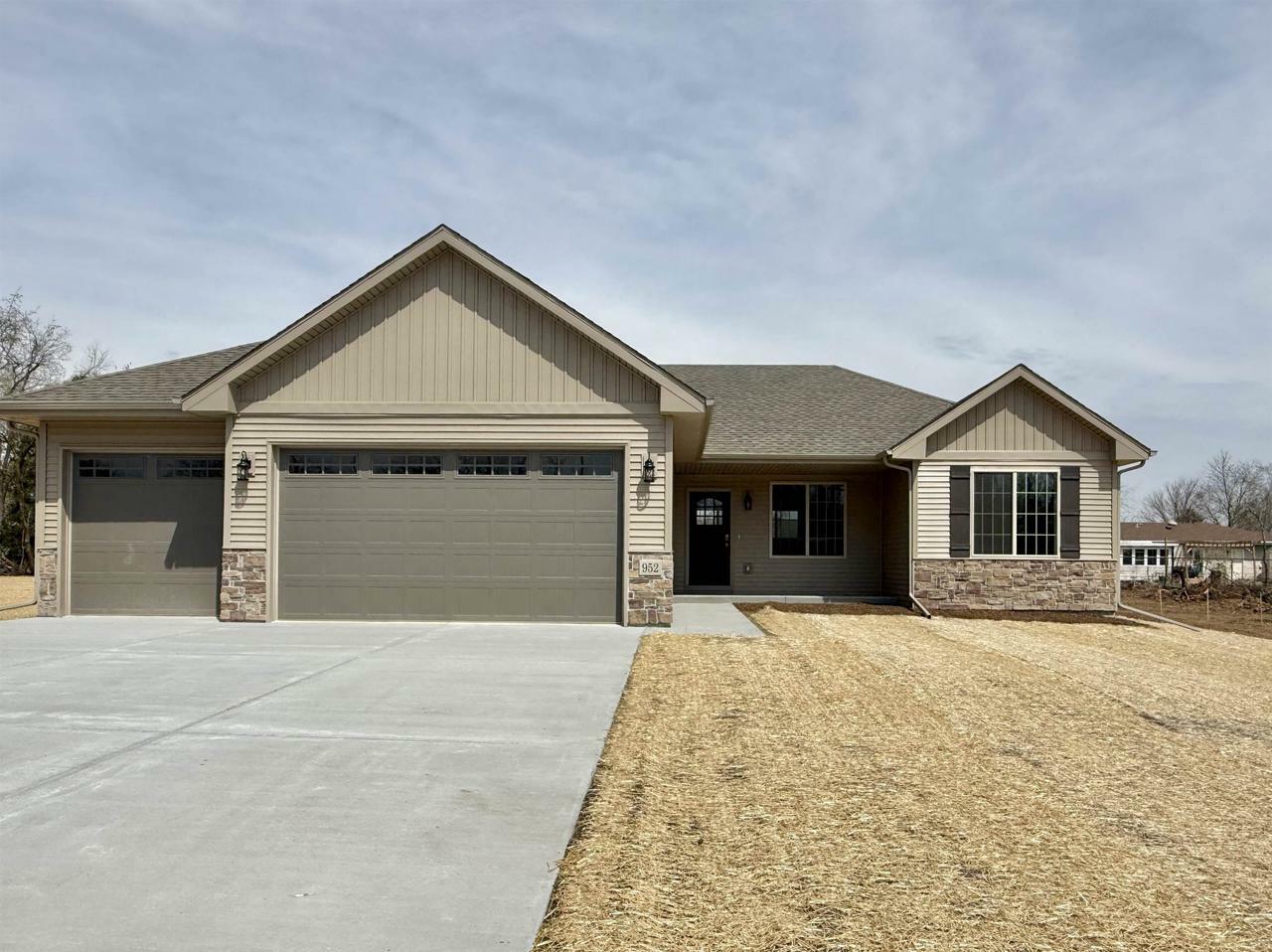 Property Photo: 952 Journey Hills Road WI 53563
