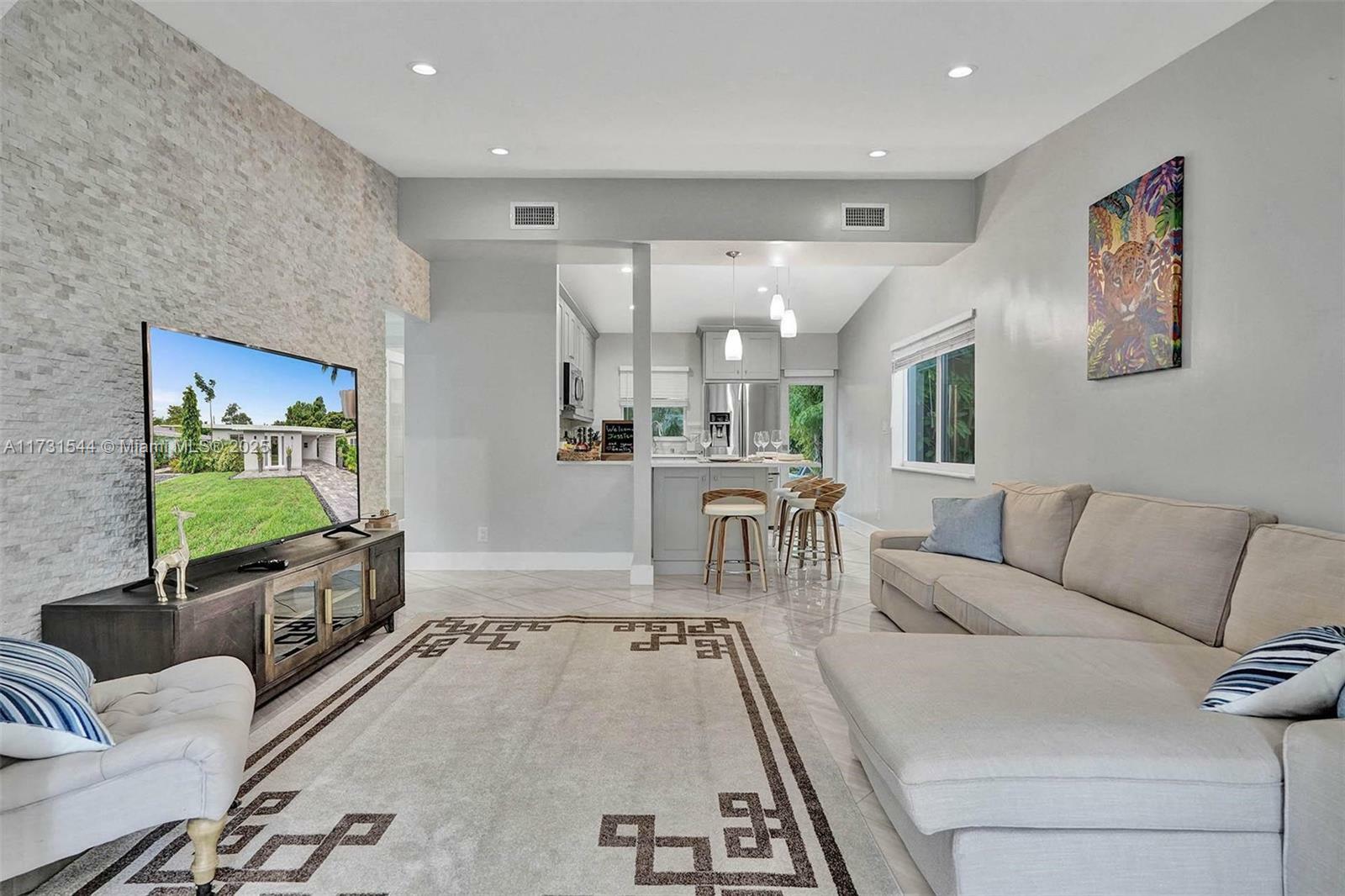 Property Photo: 1621 N Victoria Park Rd FL 33305