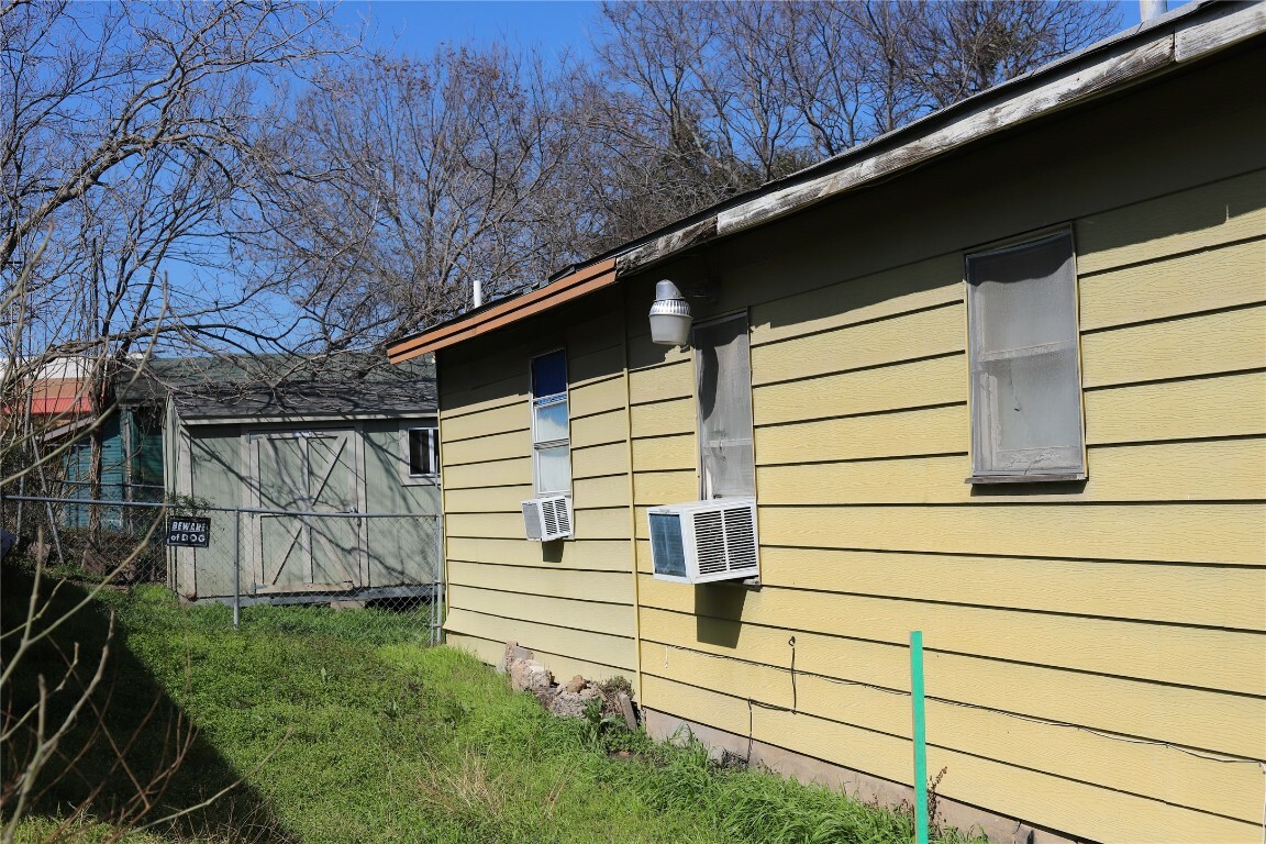 Property Photo:  1134 Leona Street  TX 78702 