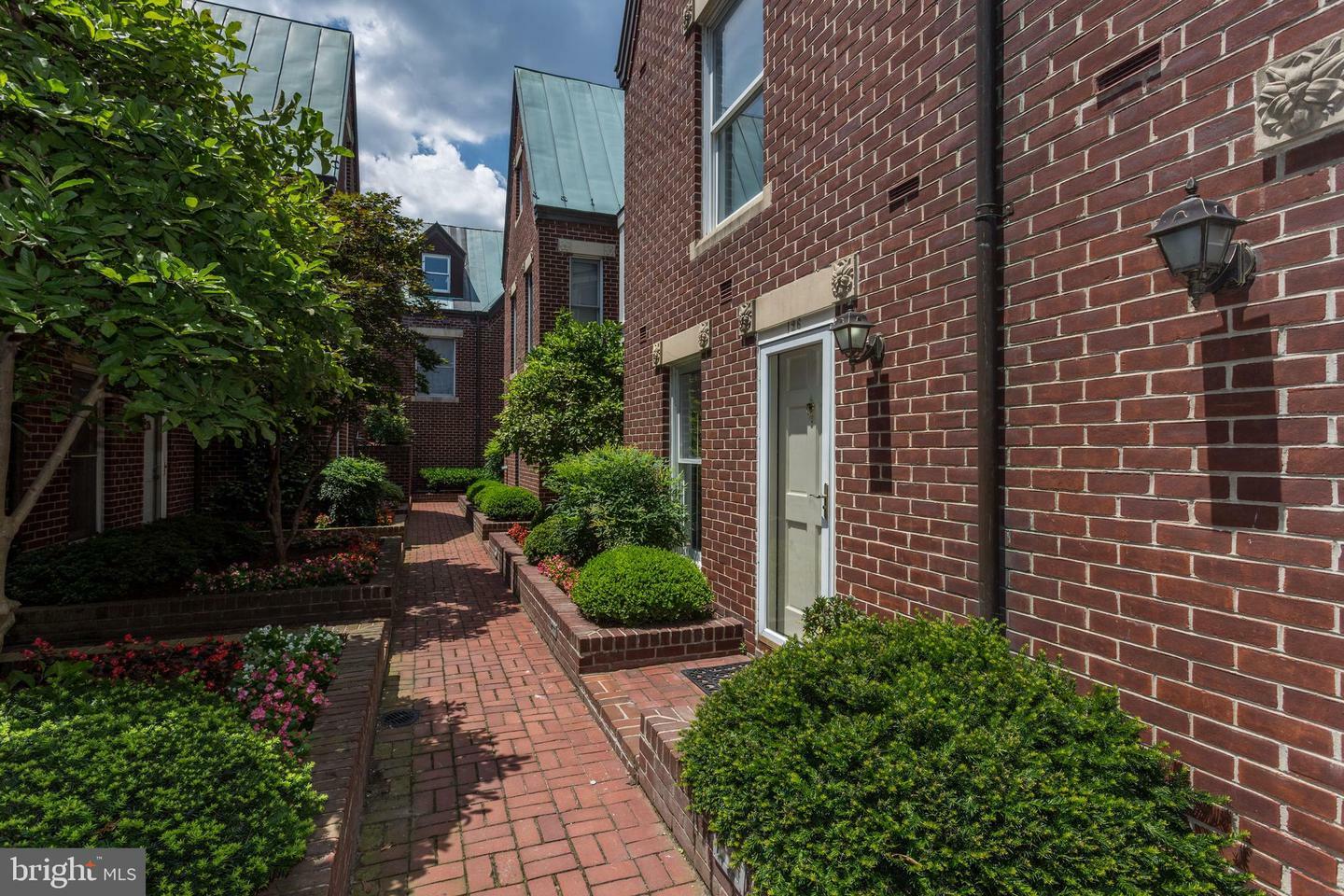 Property Photo: 136 N Union Street VA 22314