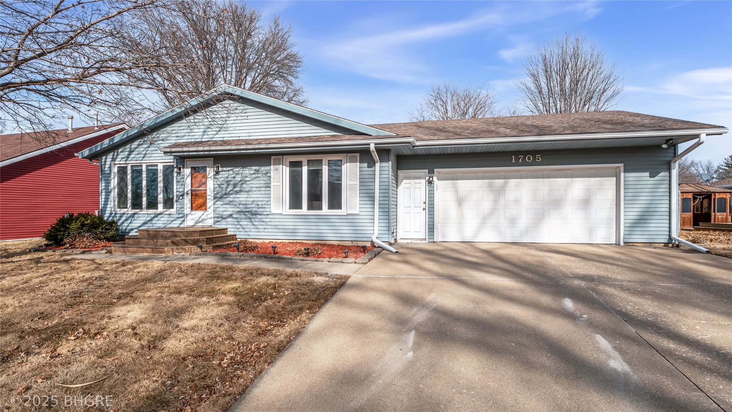 Property Photo:  1705 W Grandview Drive  IA 50138 
