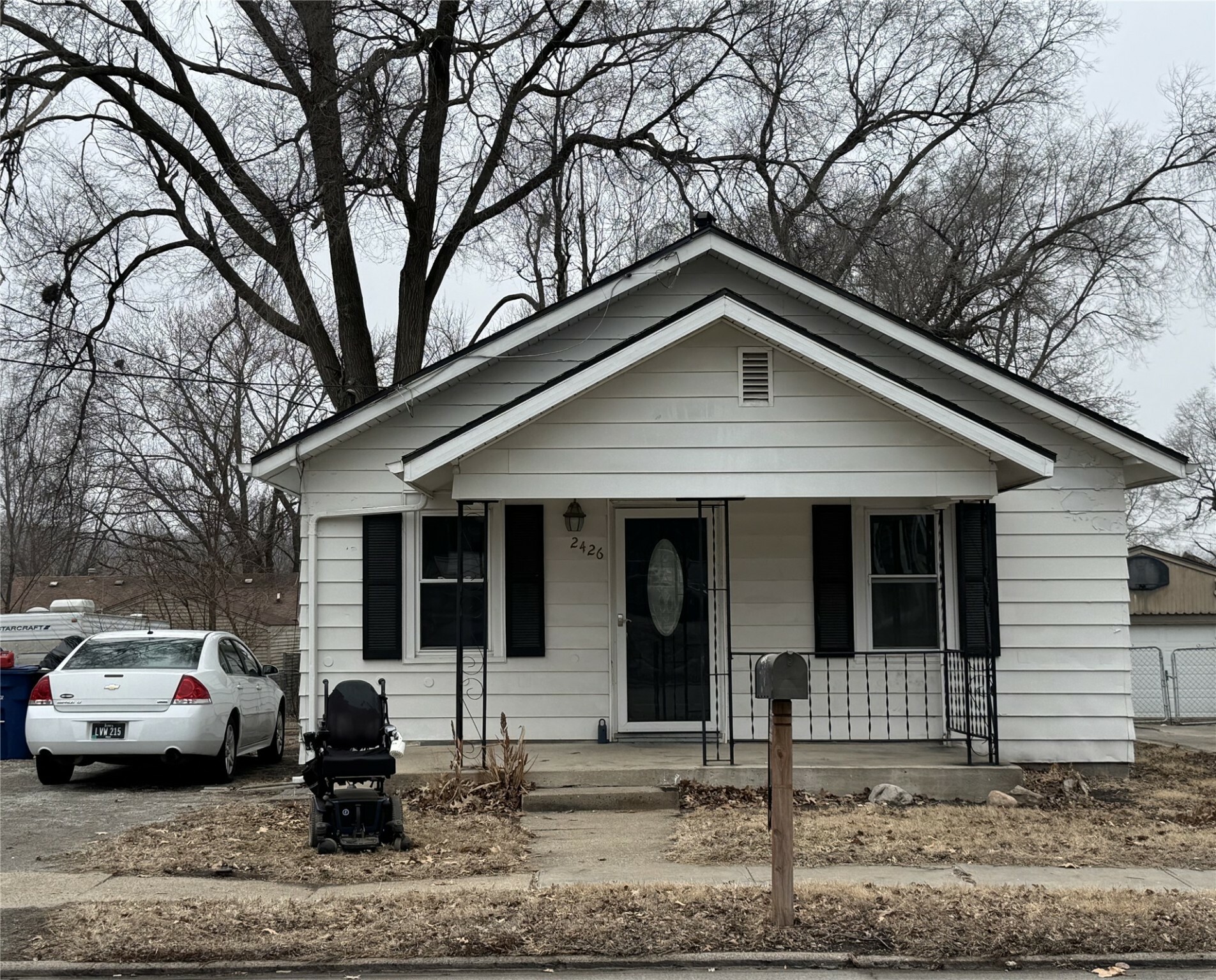 Property Photo:  2426 E 38th Street  IA 50317 