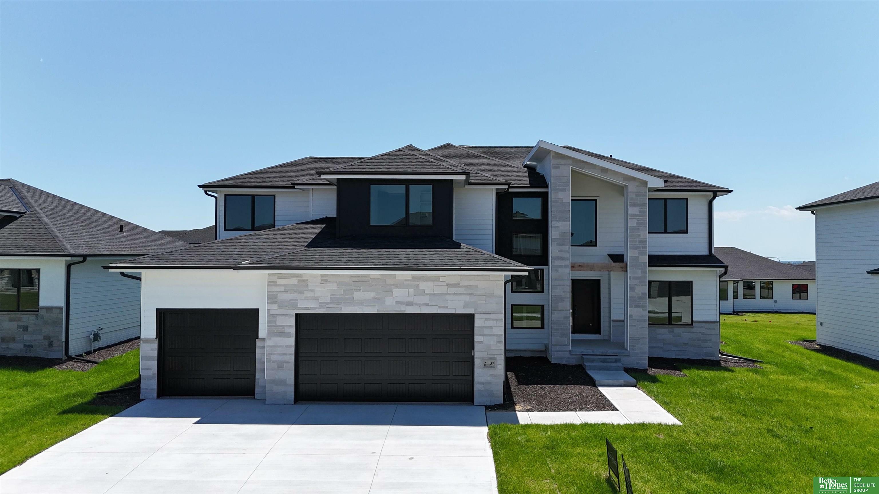 Property Photo: 21137 Ellison Avenue NE 68022
