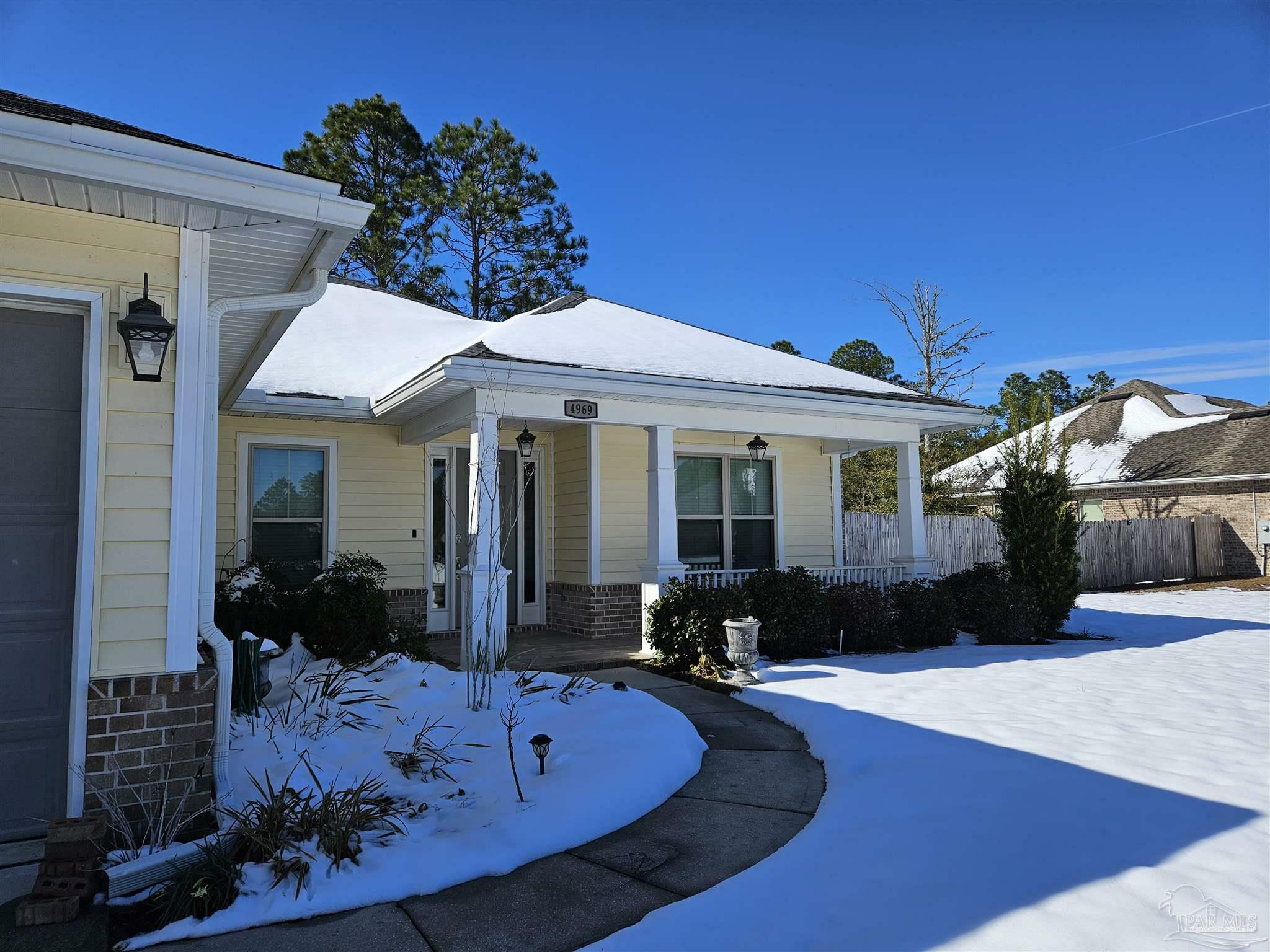 Property Photo: 4969 Red Oak Dr FL 32583