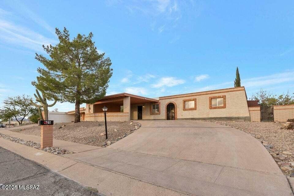 Property Photo:  625 S Woodstock Drive  AZ 85710 