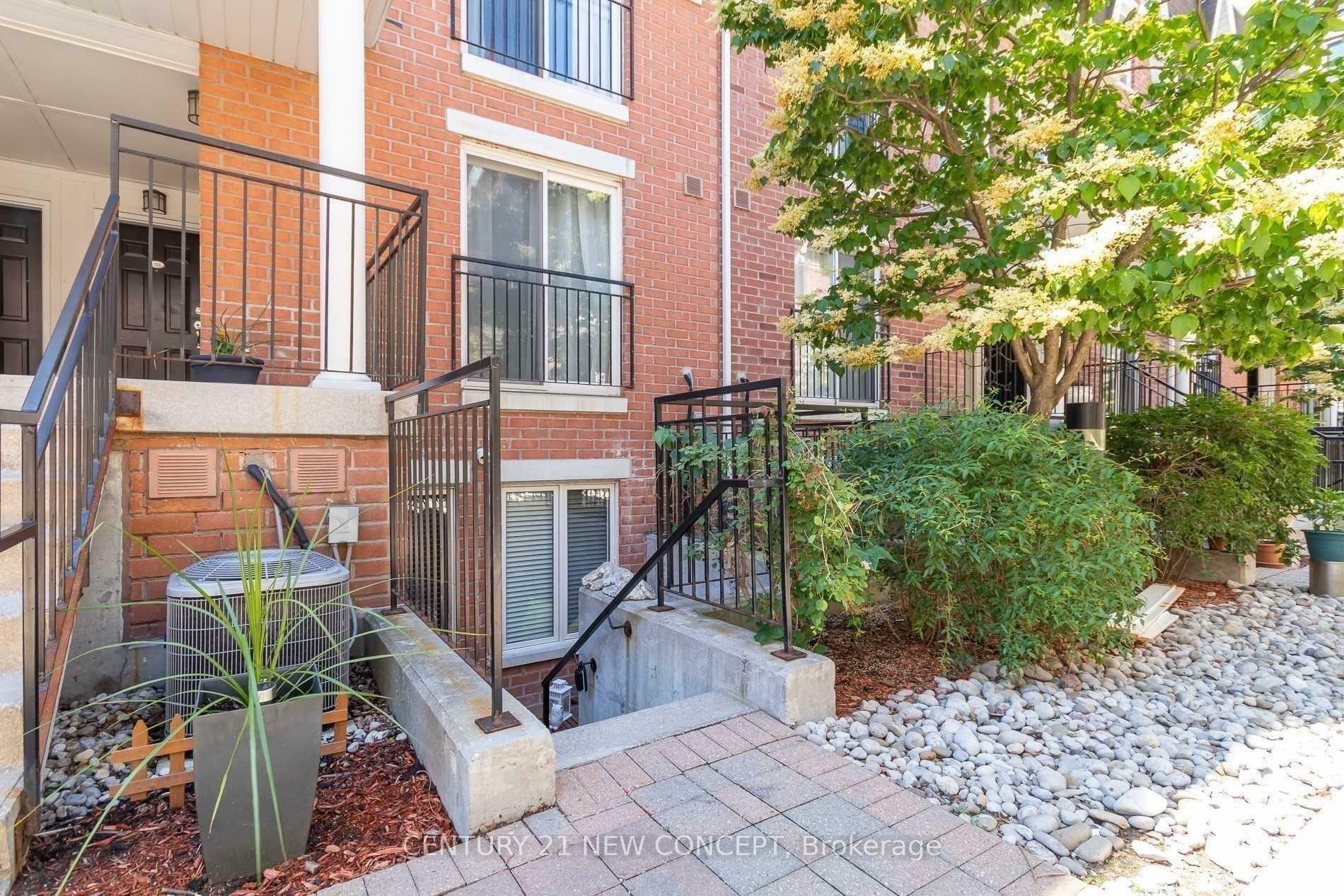 Property Photo: 10 Laidlaw Street Th725 ON M6K 1X2