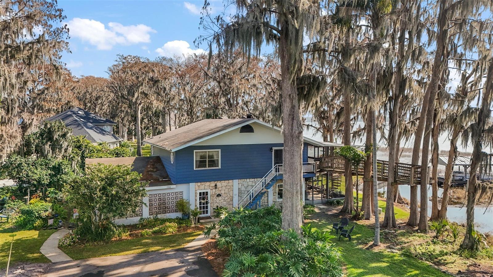 Property Photo: 1702 N County Road 452 FL 32726