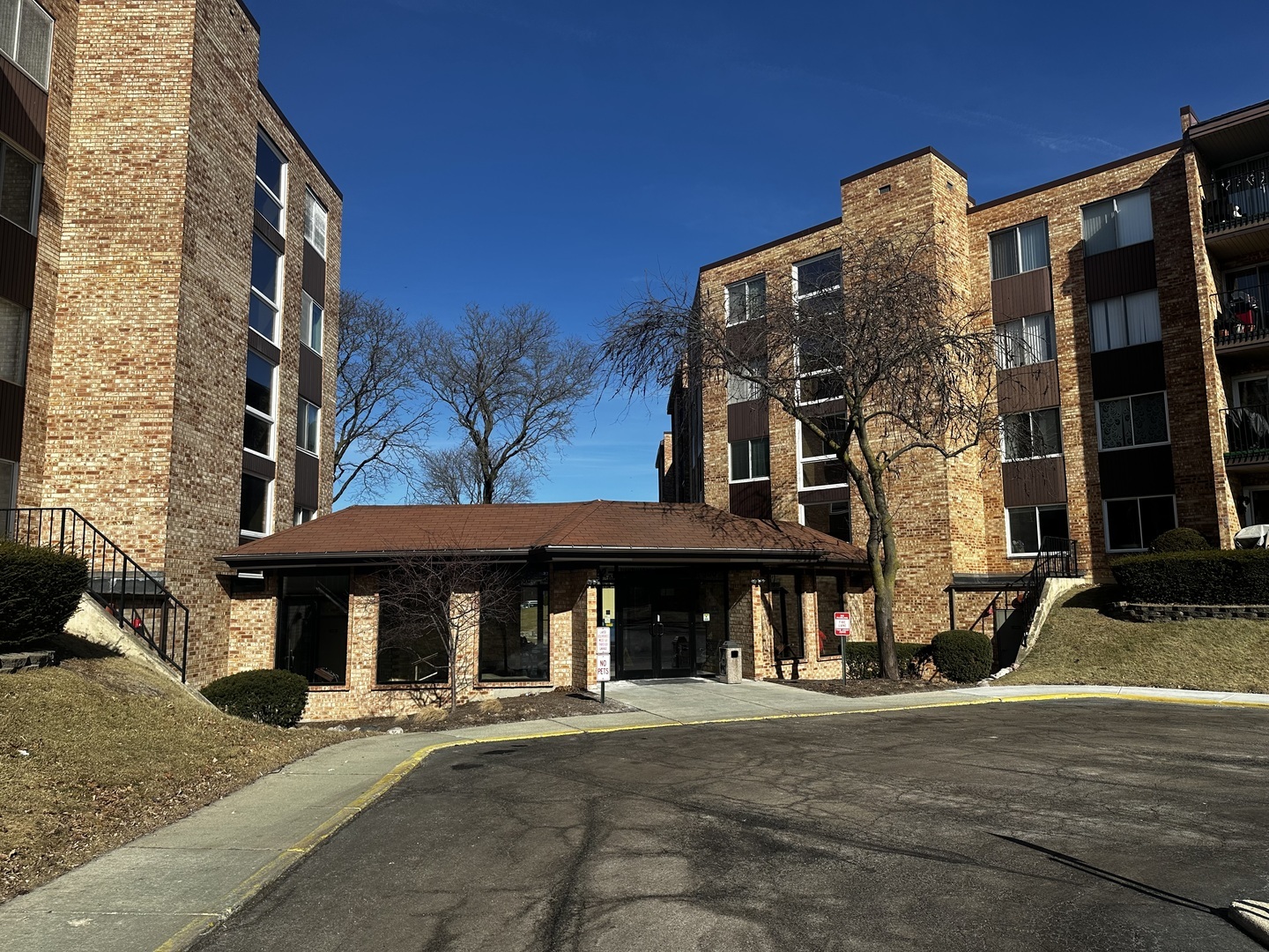 Property Photo:  500 W Huntington Commons Road 152  IL 60056 