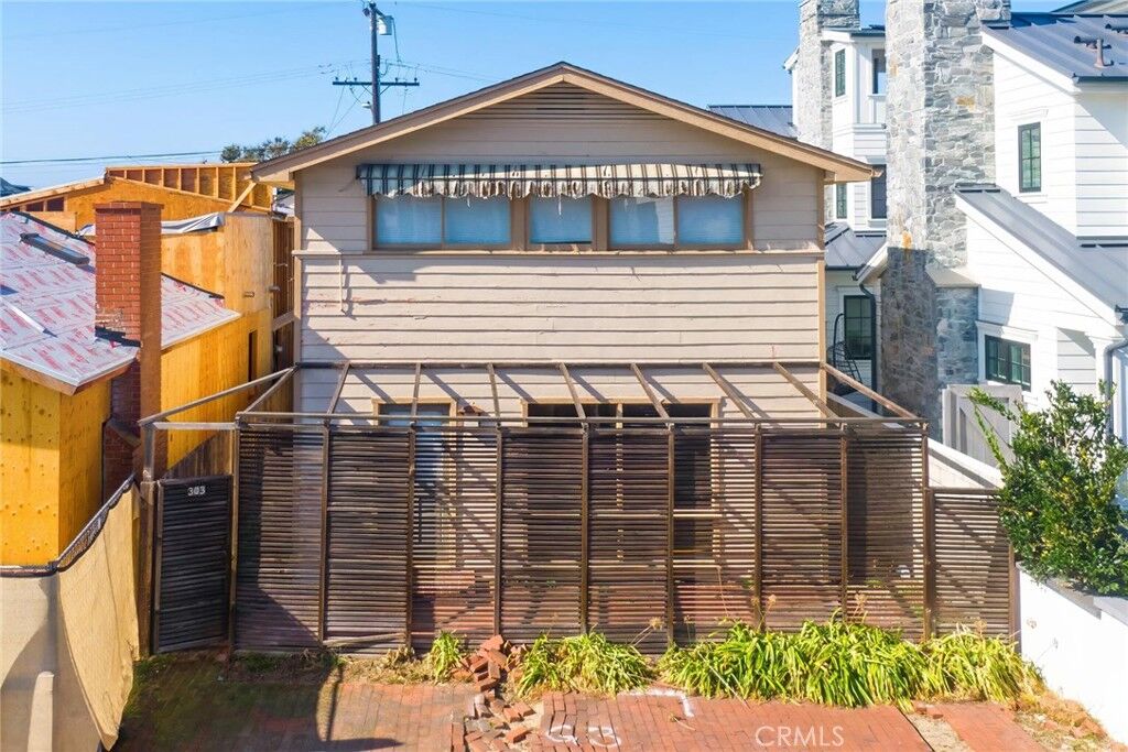 Property Photo:  303 Onyx Avenue  CA 92662 