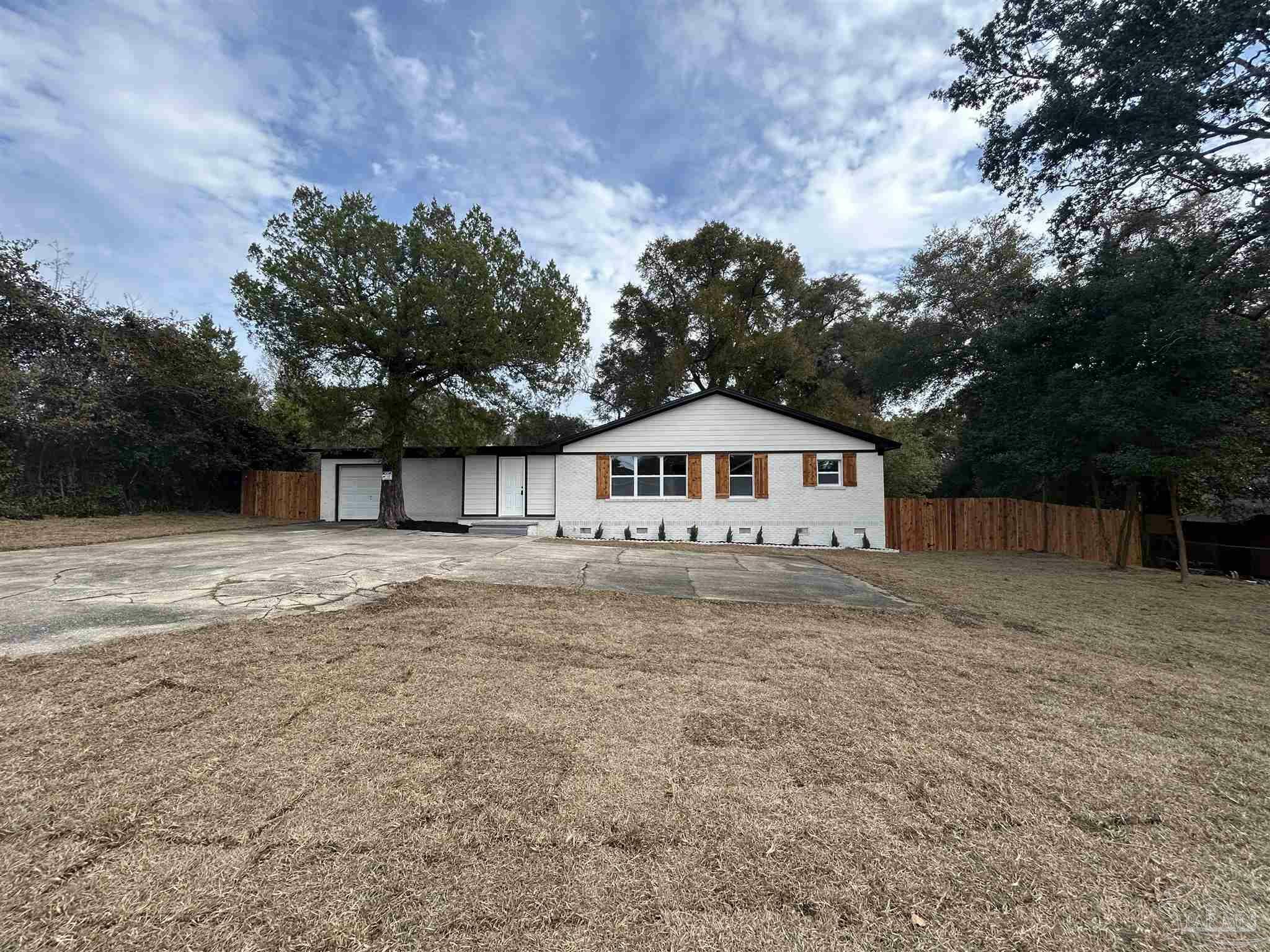 Property Photo:  402 N Green St  FL 32505 