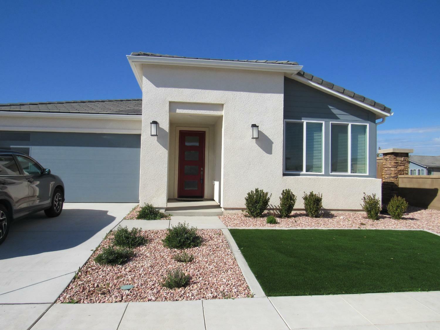 Property Photo:  428 Cathedral Court S  CA 93636 