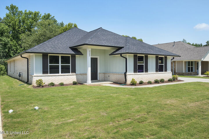 Property Photo: 4243 W Olivia Circle MS 38654