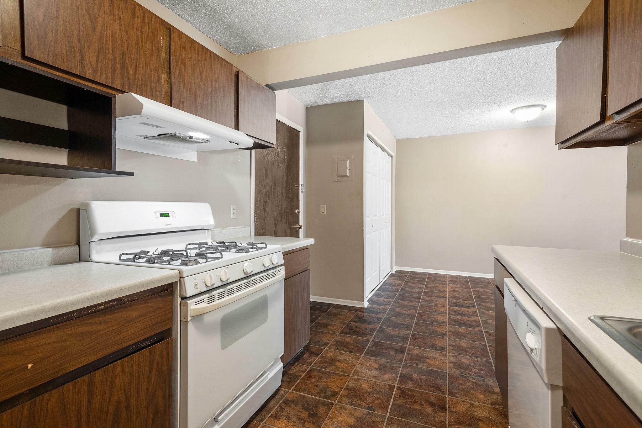 Property Photo:  1601 N Innsbruck Drive 284ne  MN 55432 