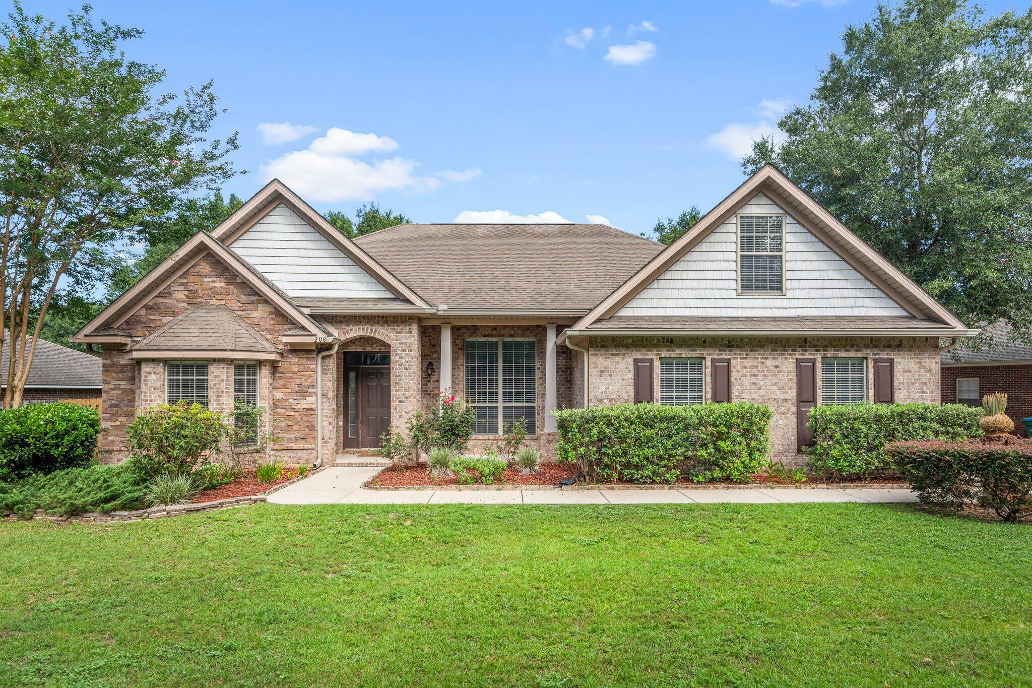 Property Photo:  208 Foxchase Way  FL 32536 