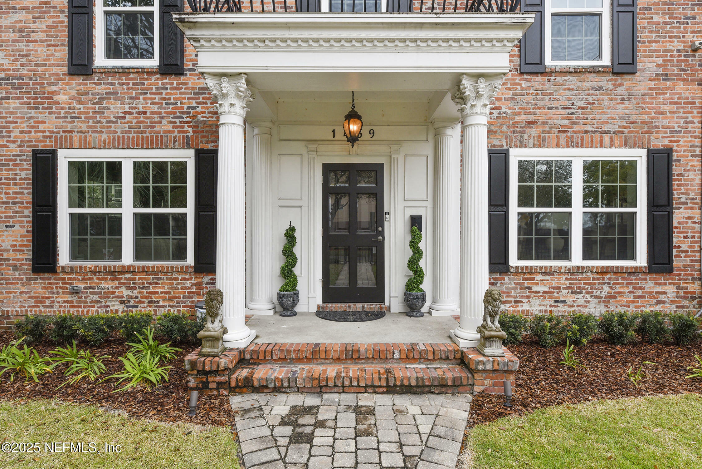 Property Photo: 1469 Le Baron Avenue FL 32207