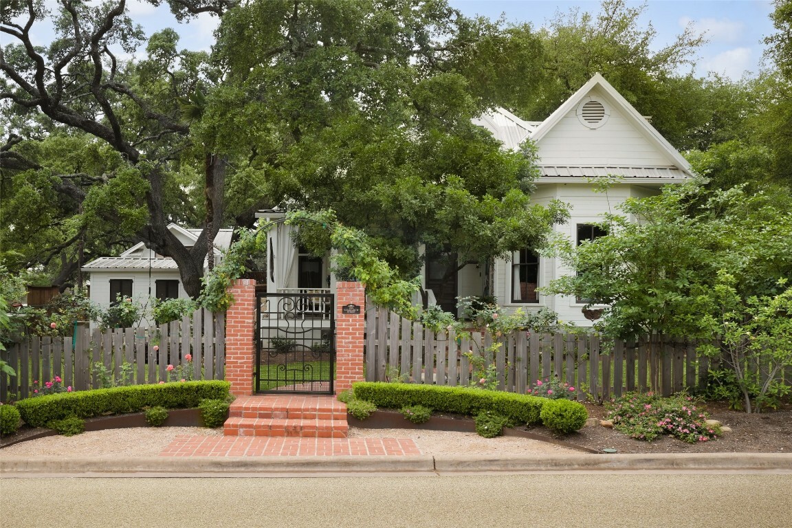 Property Photo:  209 E Elizabeth Street  TX 78704 