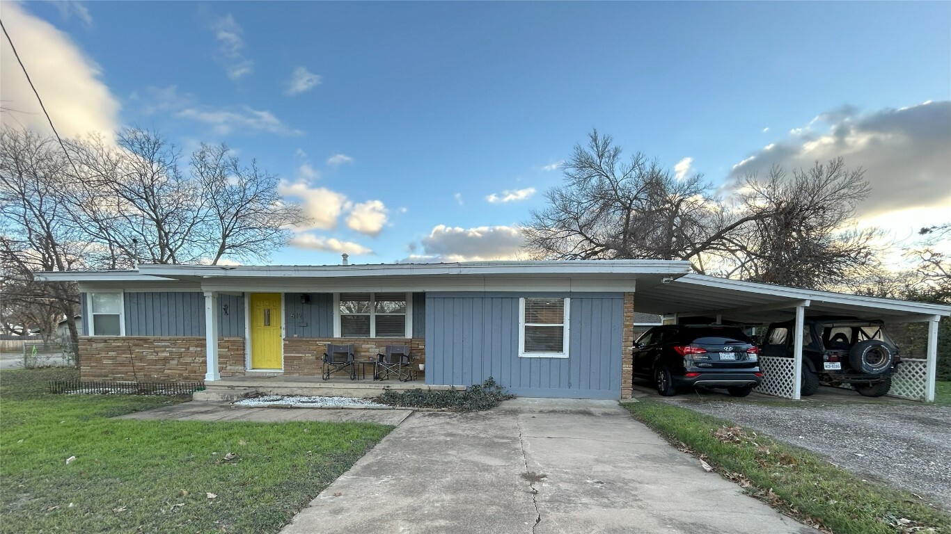 Property Photo:  612 E 15th Street  TX 78626 