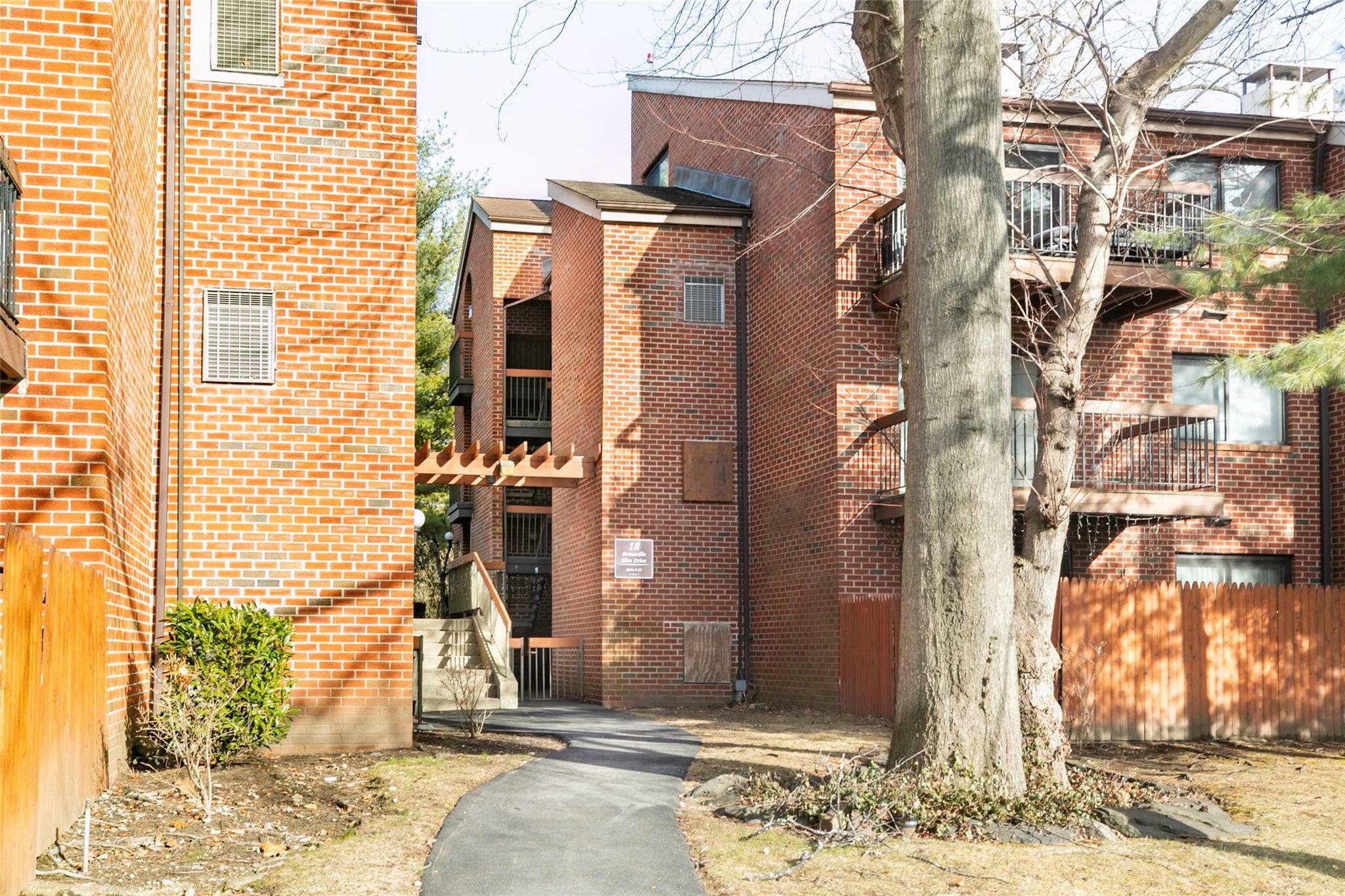 Property Photo:  18 Bronxville Glen Drive 9  NY 10708 