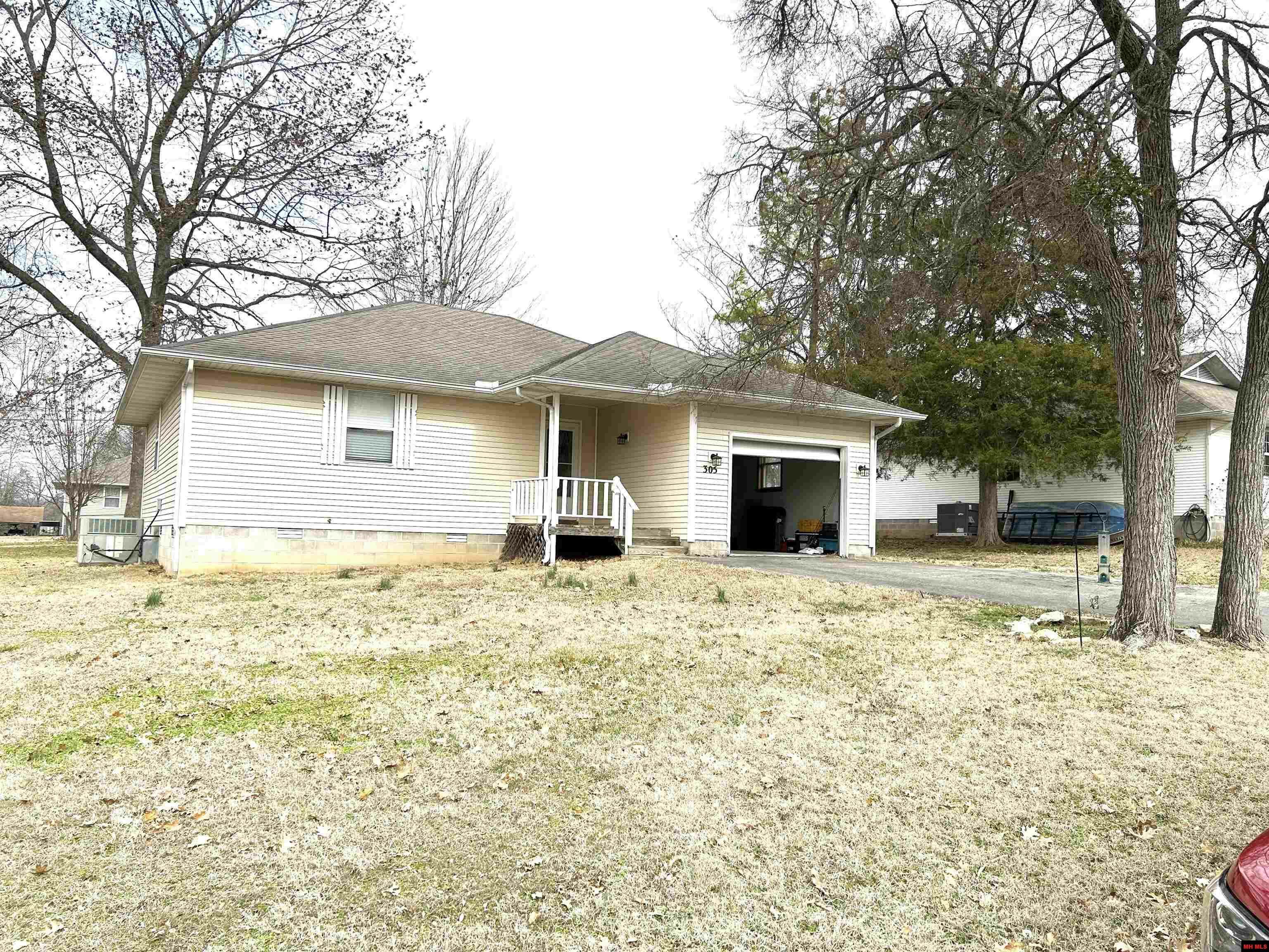 Property Photo: 305 Walnut Street AR 72634