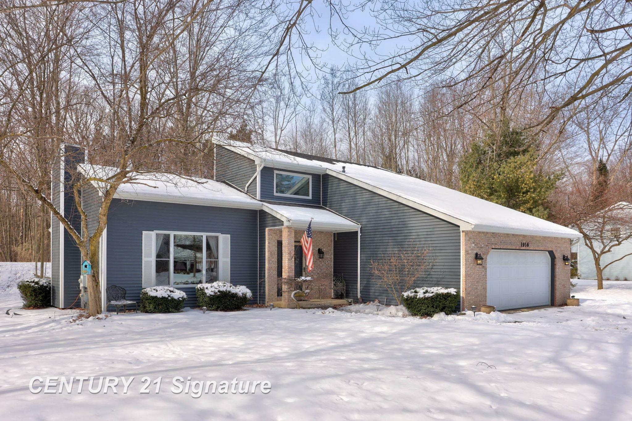 Property Photo: 1916 W Lake Circle Drive MI 48609