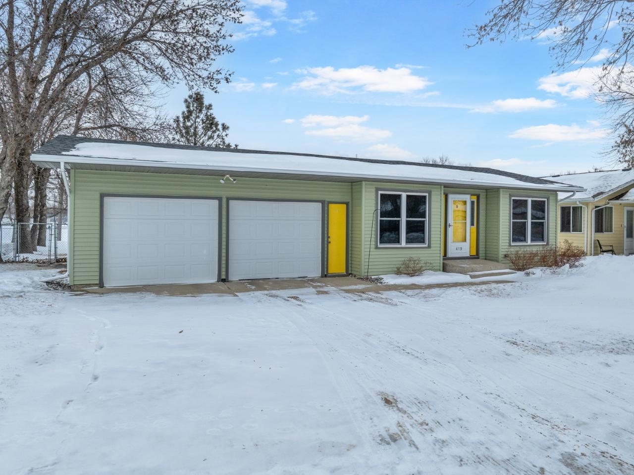 Property Photo: 419 21st St SW ND 58701