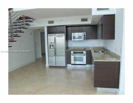 Property Photo: 41 SE 5th St 802 FL 33131