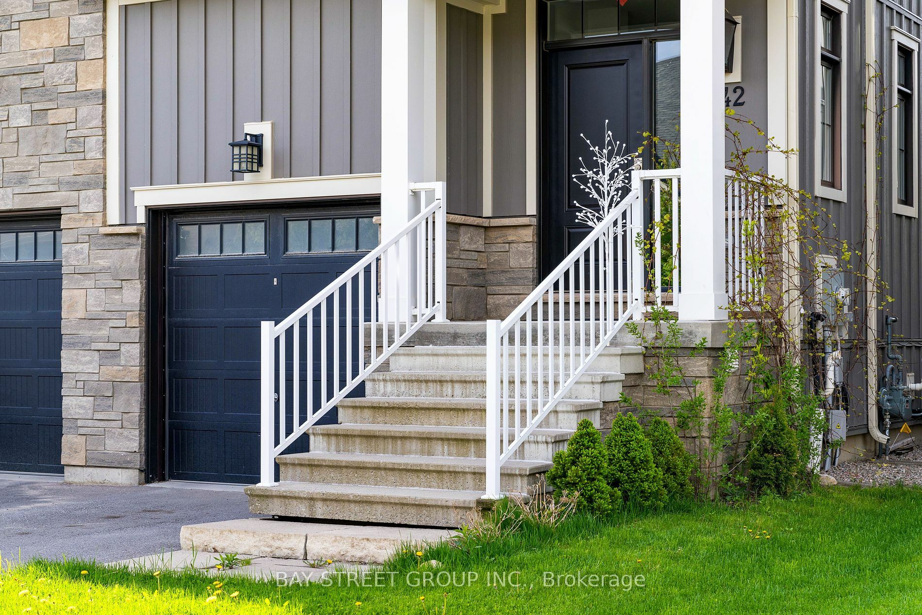 Property Photo:  142 Yellow Birch Cres  ON L9Y 0R4 