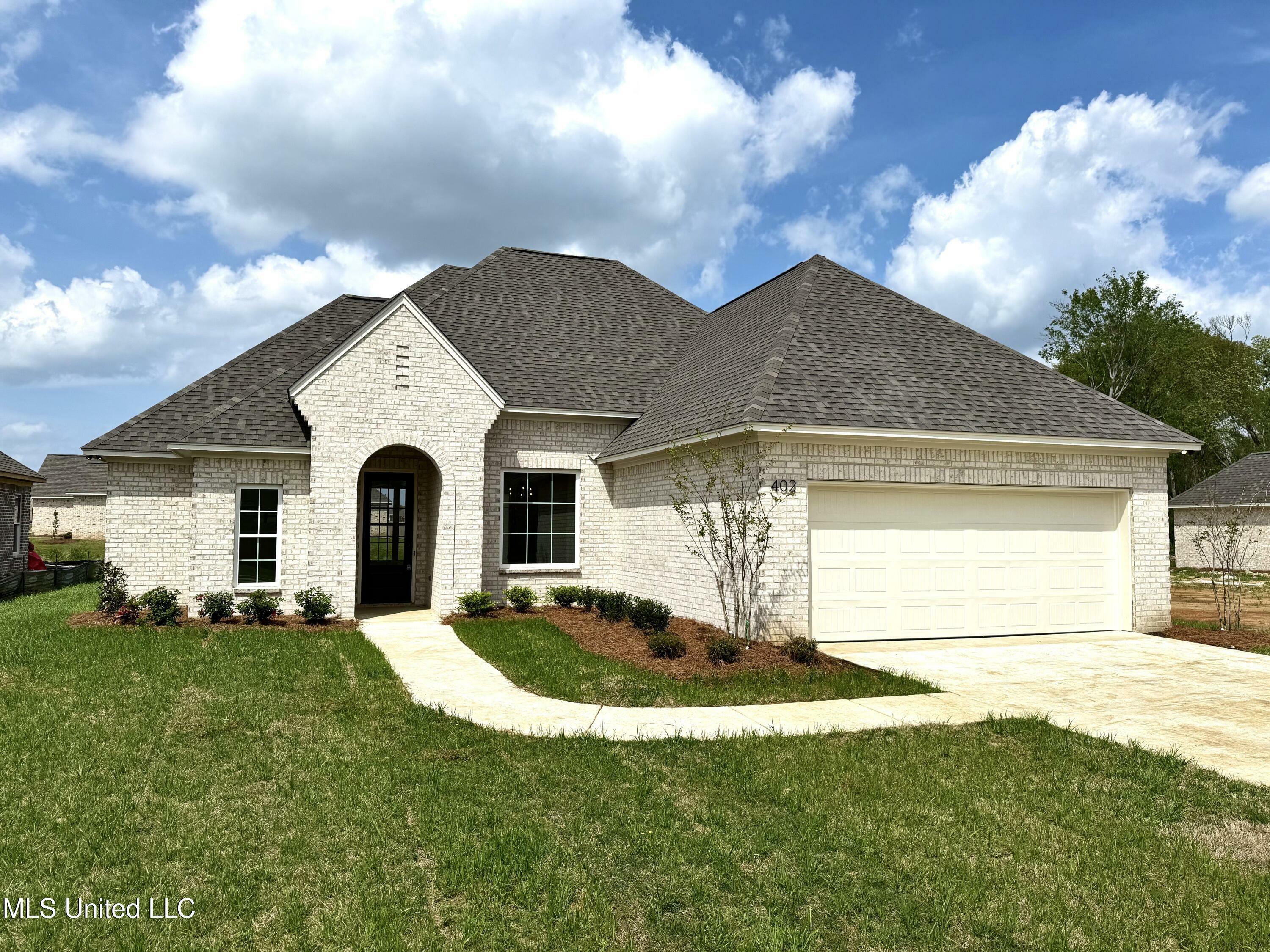 Property Photo: 402 Butternut Dr MS 39046