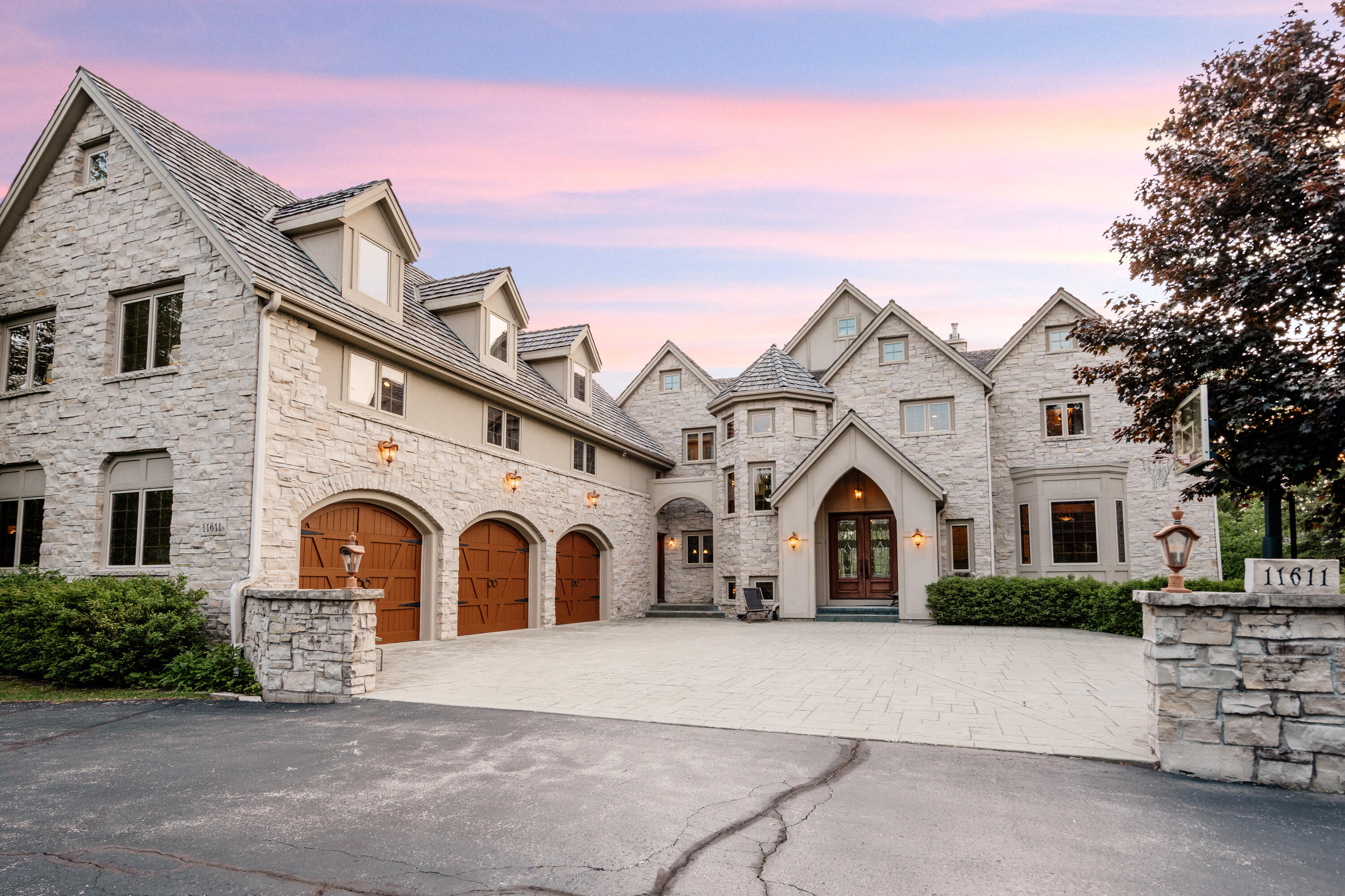 Property Photo: 11611 N Canterbury Dr WI 53092