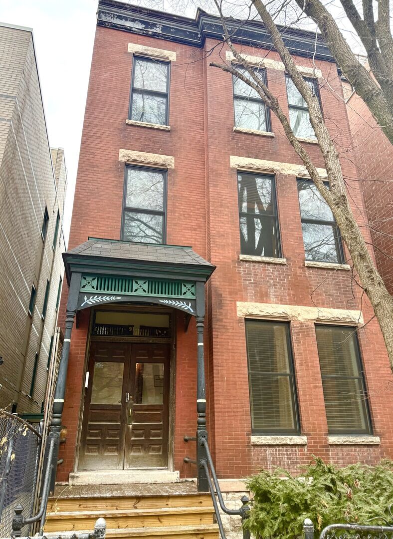 Property Photo: 914 W Fletcher Street IL 60657