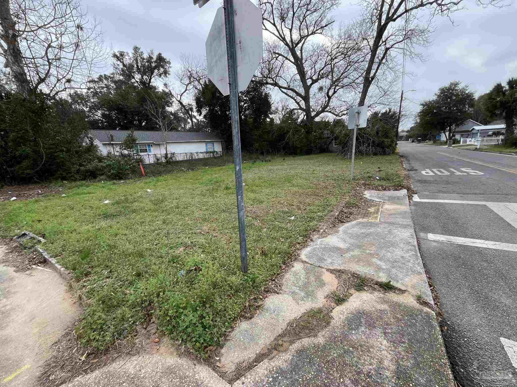 1721 N Davis Hwy  Pensacola FL 32503 photo