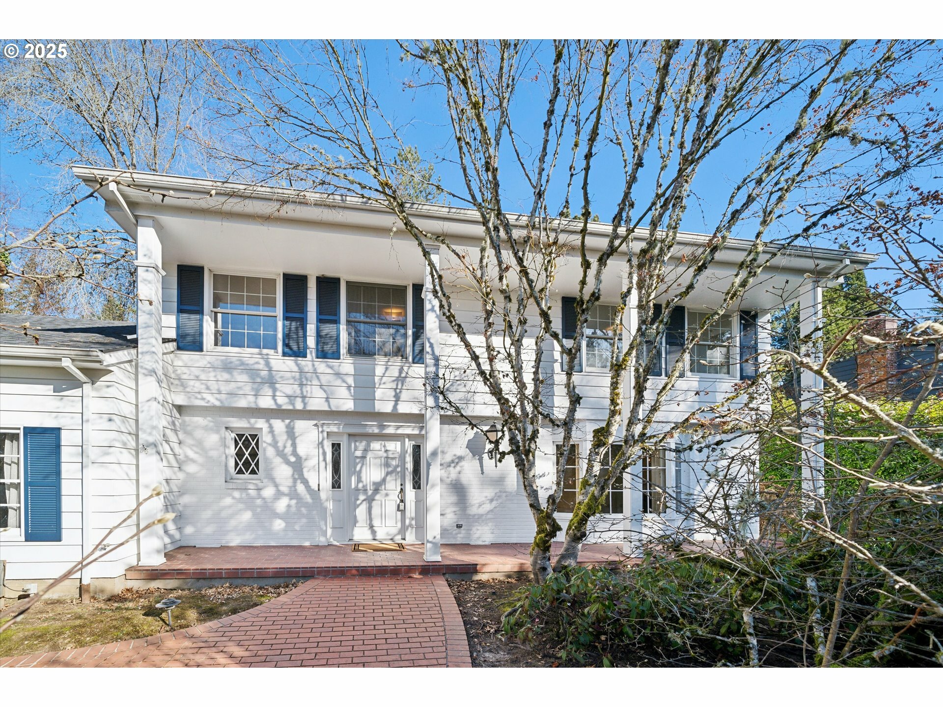 Property Photo: 4401 SW Westdale Dr OR 97221