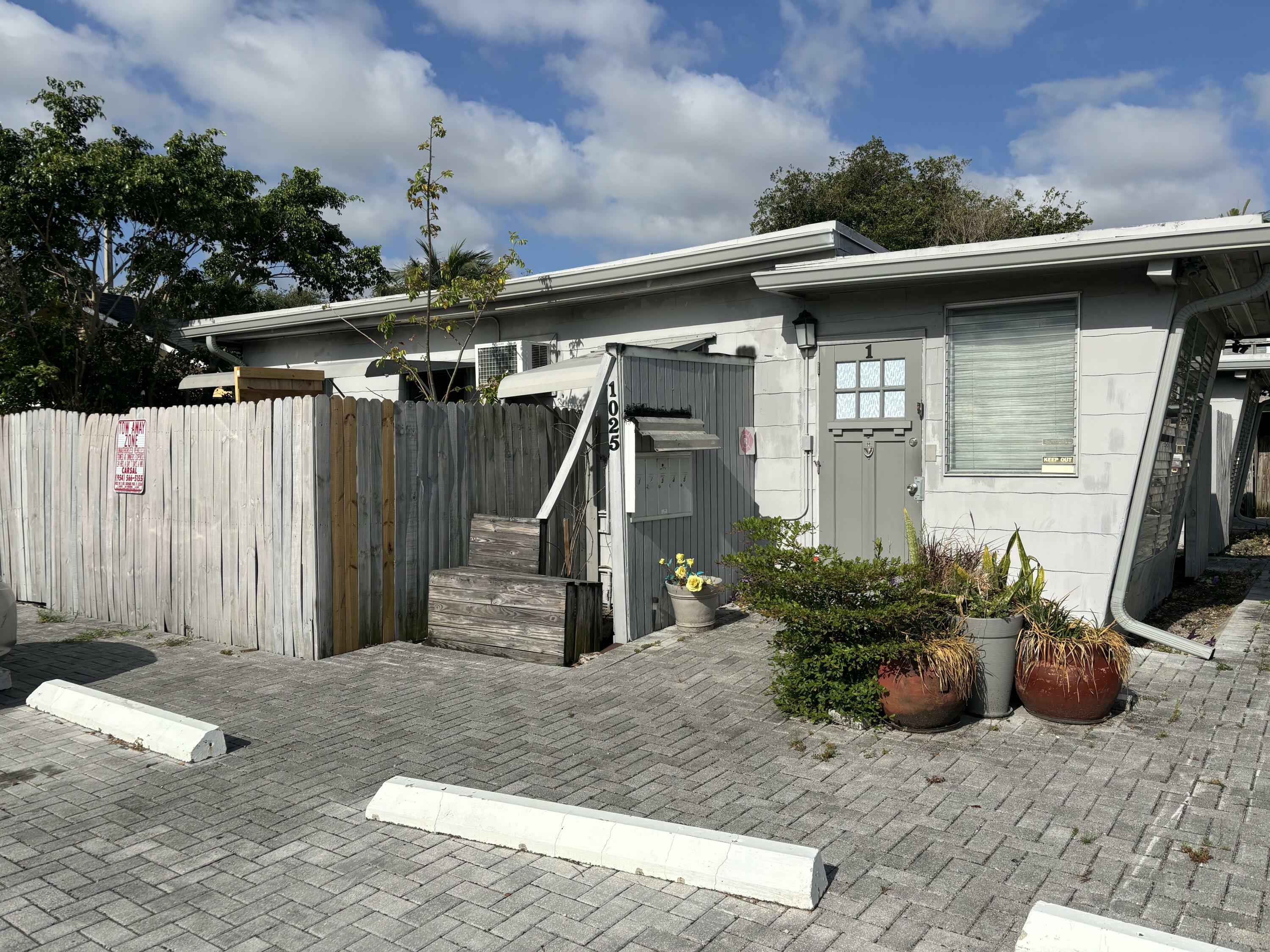 Property Photo:  1025-1027 NE 16 Terrace  FL 33304 