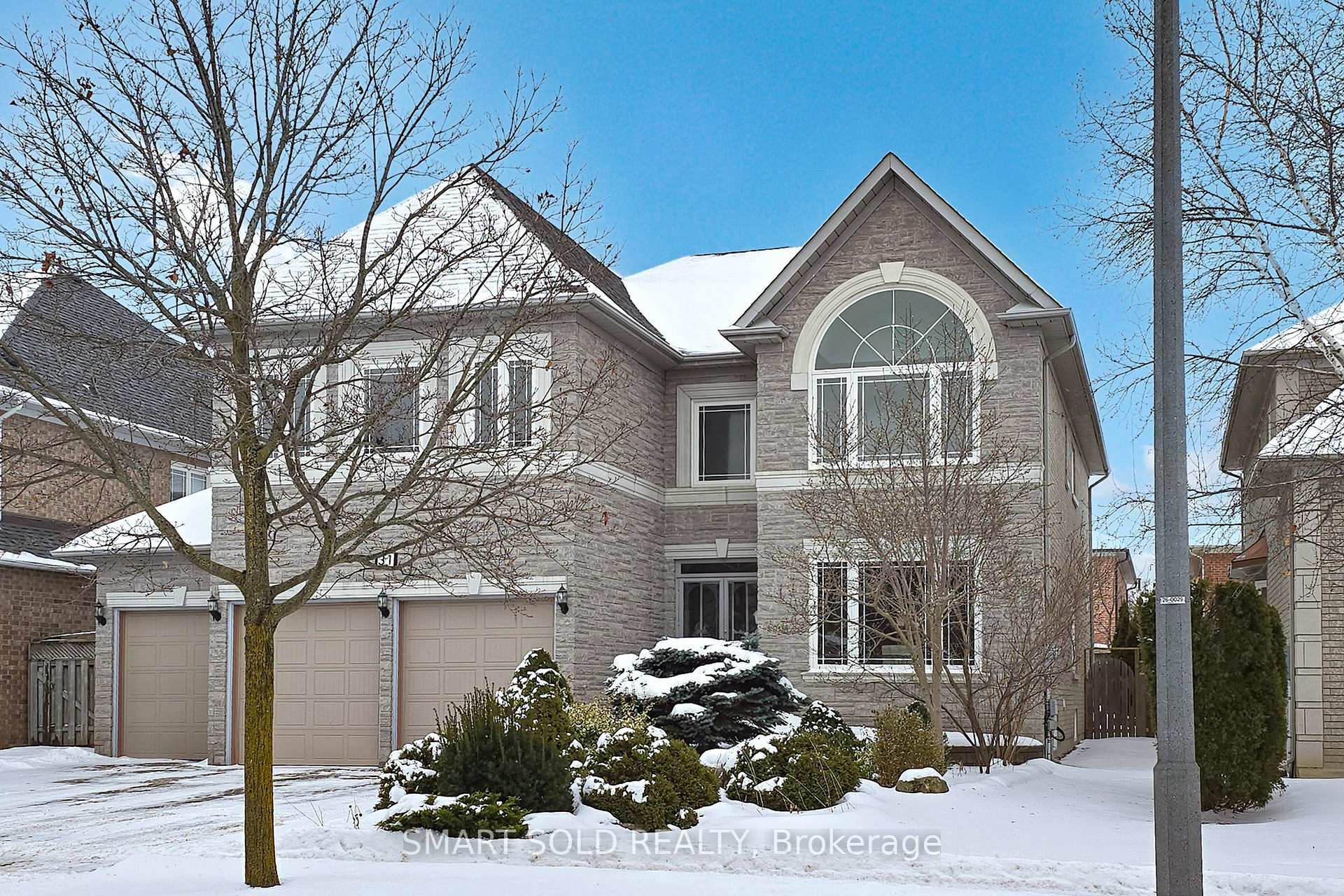Property Photo: 31 Black Walnut Cres ON L4B 3S3