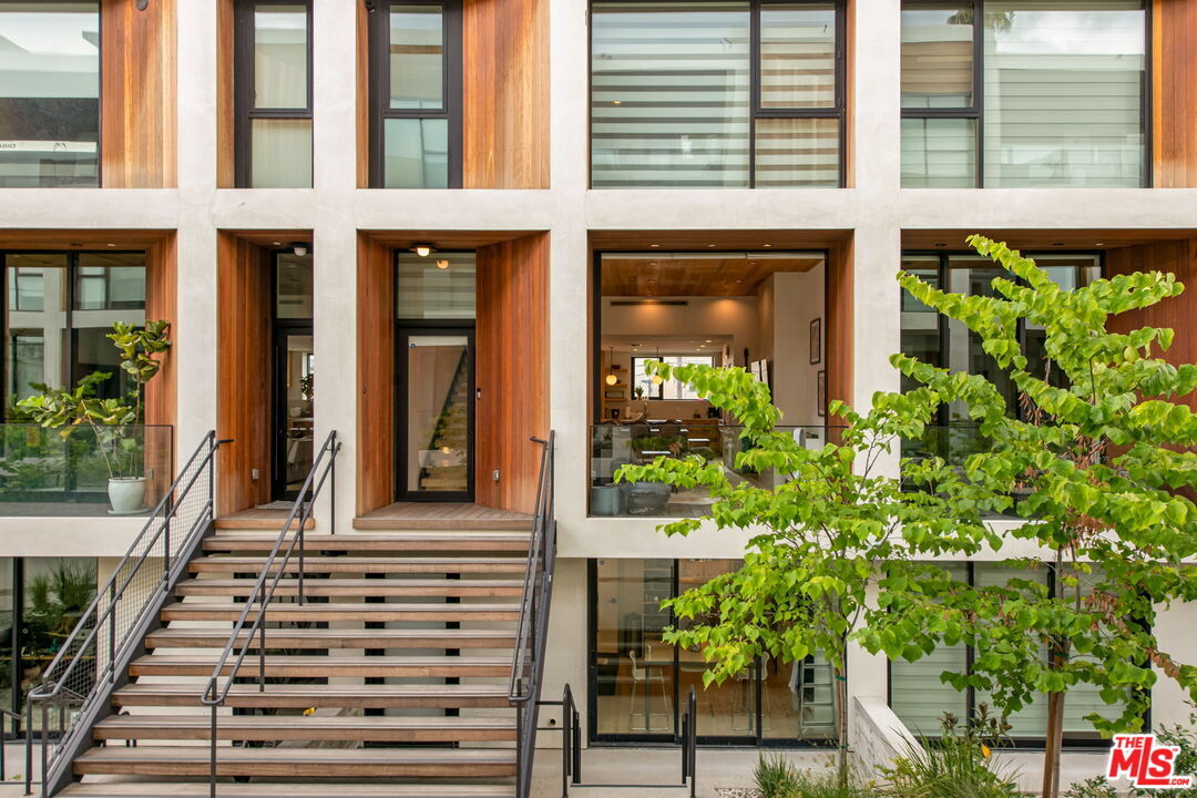 Property Photo: 618 S Van Ness Ave CA 90005