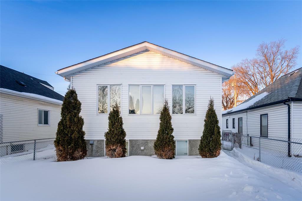 Property Photo:  319 Larsen Avenue  MB R2K 1R1 