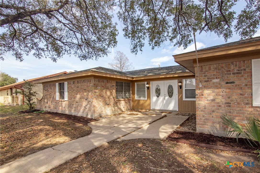 Property Photo: 116 Guinevere Street TX 77904