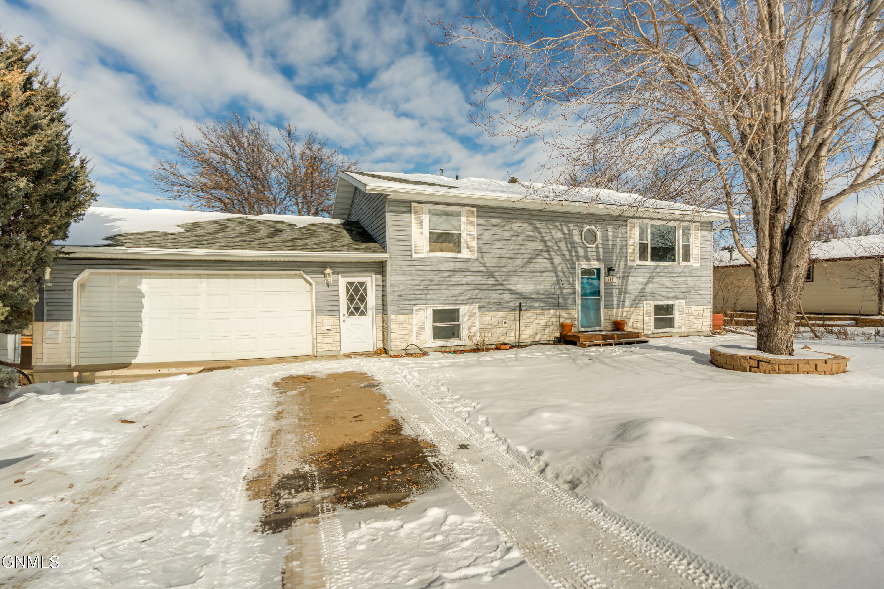 Property Photo:  614 27th Street N  ND 58554 