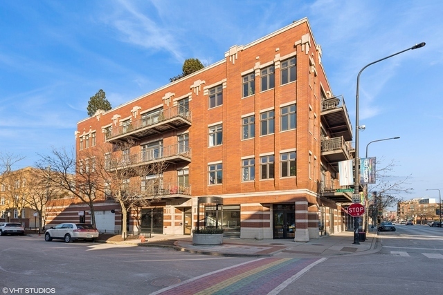 Property Photo: 800 W Cornelia Avenue 404 IL 60657
