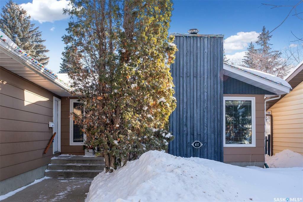 Property Photo:  427 Kingsmere Boulevard  SK S7J 3T9 