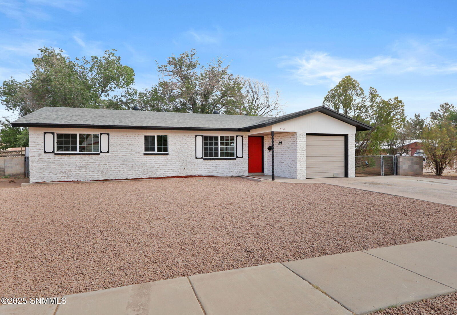 Property Photo:  710 W Chestnut Avenue  NM 88005 