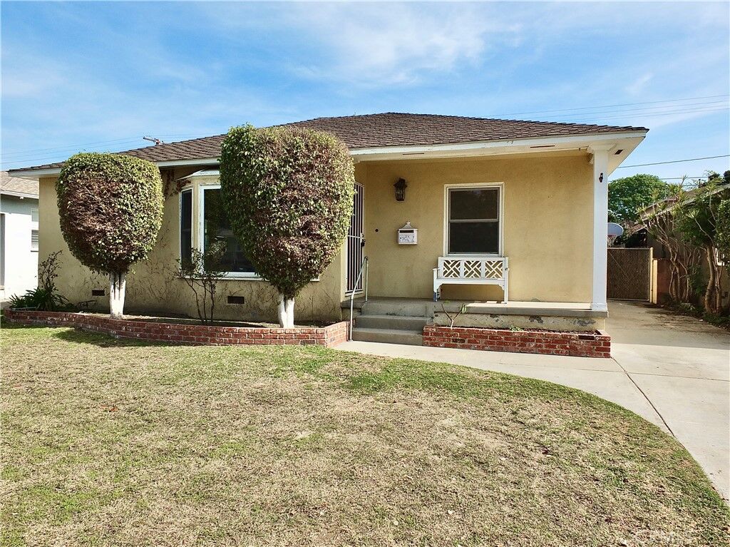 Property Photo:  5138 Adenmoor Avenue  CA 90713 