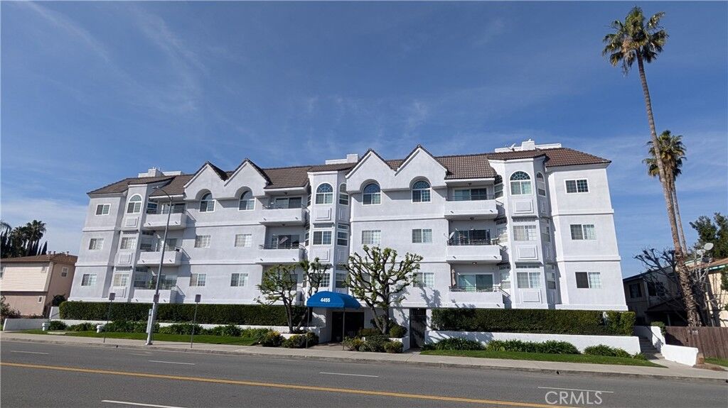Property Photo:  4455 Hazeltine Avenue 304  CA 91423 